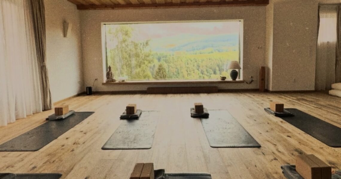 Přijmi pozvání na výjimečný jóga retreat, který tě zavede do srdce šumavské přírody, kde se čas zpomalí a ty můžeš znovu najít svůj vnitřní klid.